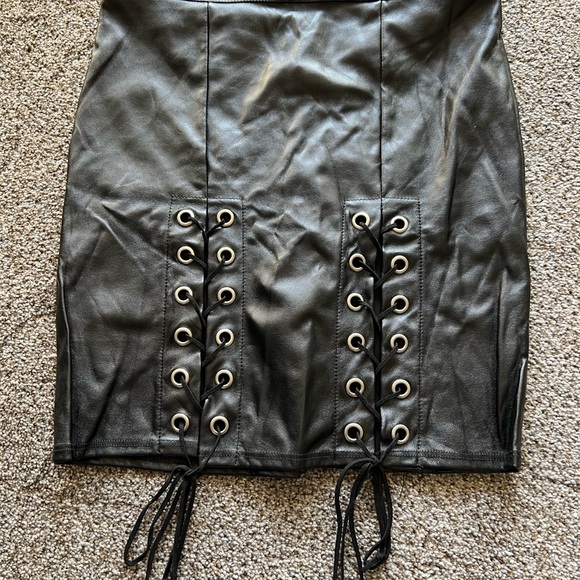 Lace up Windsor skirt - Picture 1 of 4